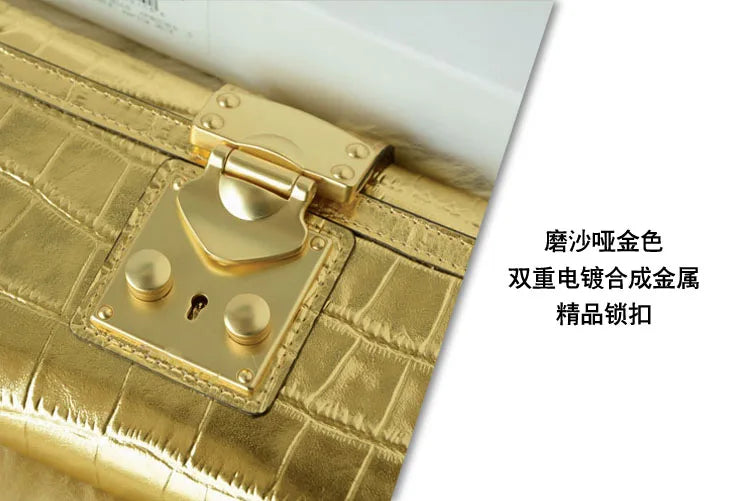 Close-up of a metallic gold handbag clasp with embossed texture, shown on a white background with Chinese text describing the double electroplated metal lock.