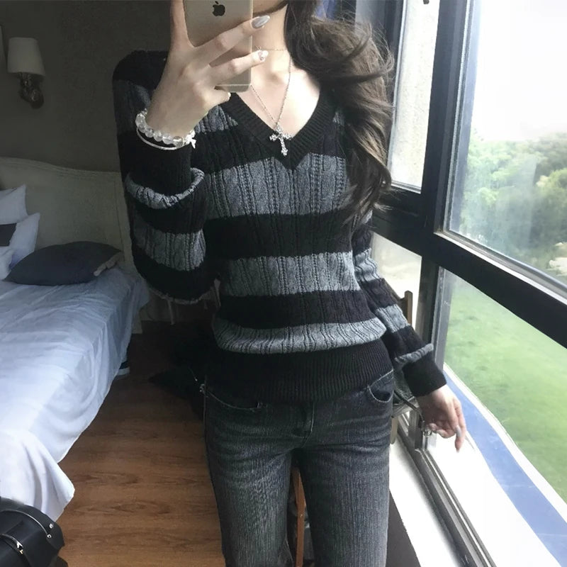 Vexaroa Japanese vintage striped V-neck knit sweater - product gallery image 4