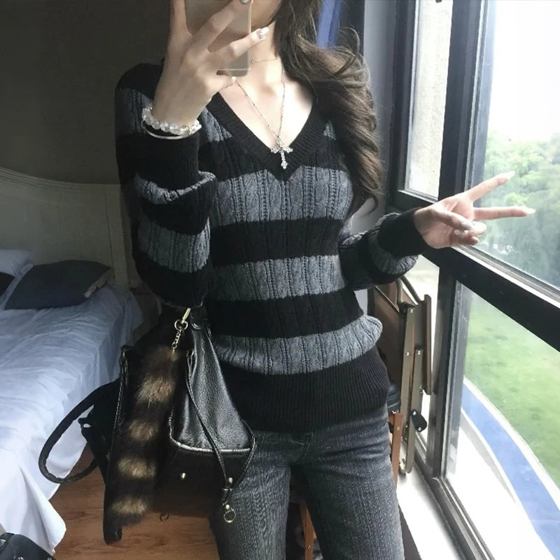 Vexaroa Japanese vintage striped V-neck knit sweater - product gallery image 3