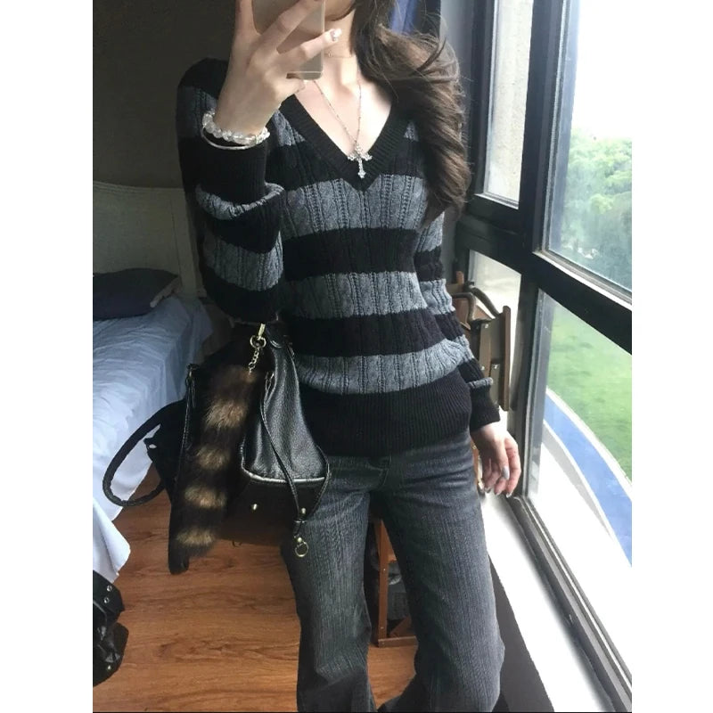 Vexaroa Japanese vintage striped V-neck knit sweater - product gallery image 6